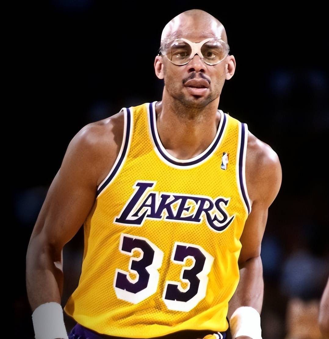 国少vs孟加拉国U17：万项、邝兆镭首发，赵松源替补（中国U17对阵孟加拉国U17：万项、邝兆镭先发，赵松源替补待命）