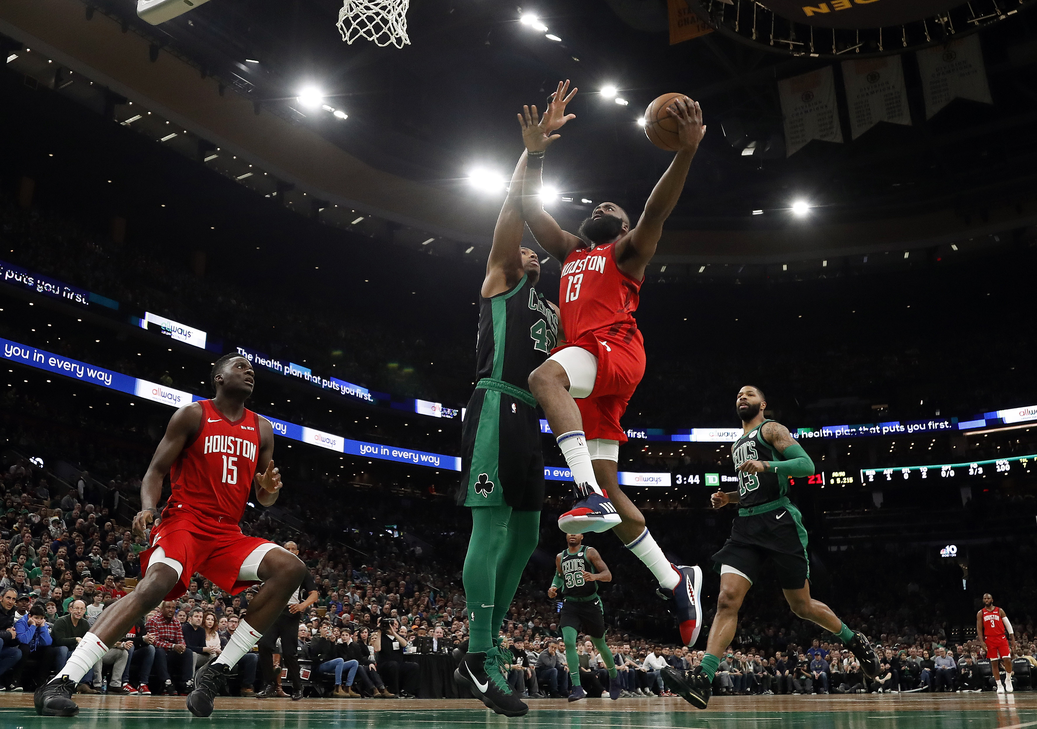 翻修球场，“连滚带爬”为的是“从从容容”（球场翻新，眼下忙乱只为将来从容）