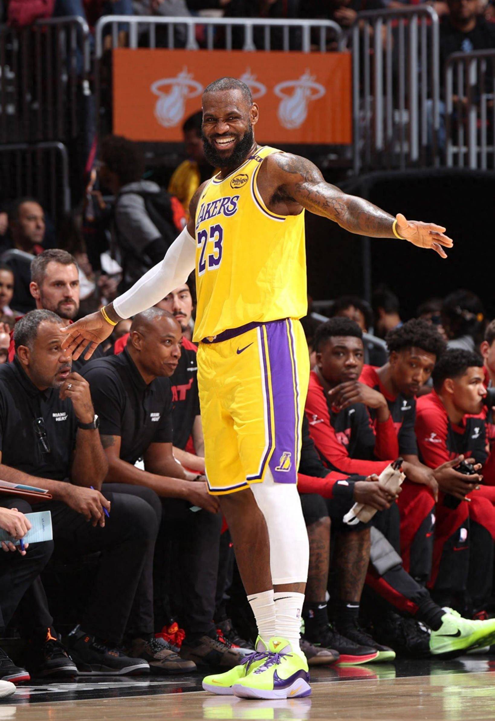 欧冠大神领衔!鹏哥解球11连红 琛茹&小盼哥皆25中23（欧冠高手领衔，鹏哥解盘豪取11连红，琛茹与小盼哥均25中23）