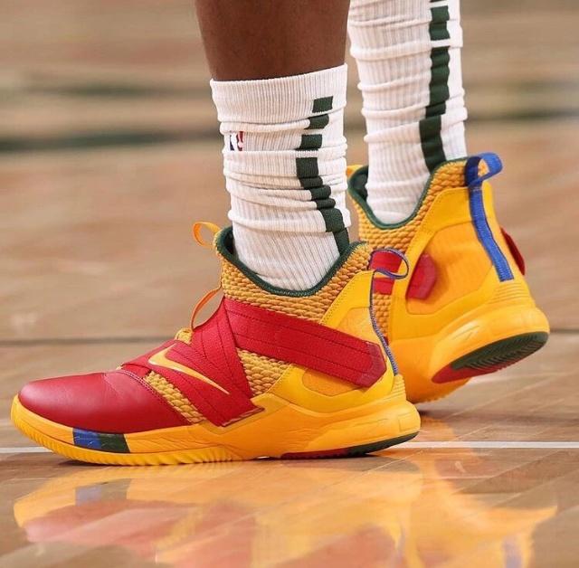 多特蒙德球迷挂横幅，反对海外比赛并攻击西甲高层（多特蒙德球迷打出标语，抵制海外办赛并抨击西甲高层）