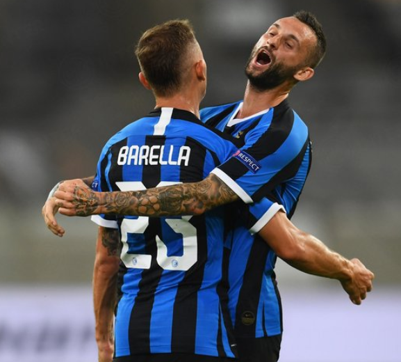 杜兰特超神表现率队逆转取胜（杜兰特神勇爆发带队上演逆转胜）