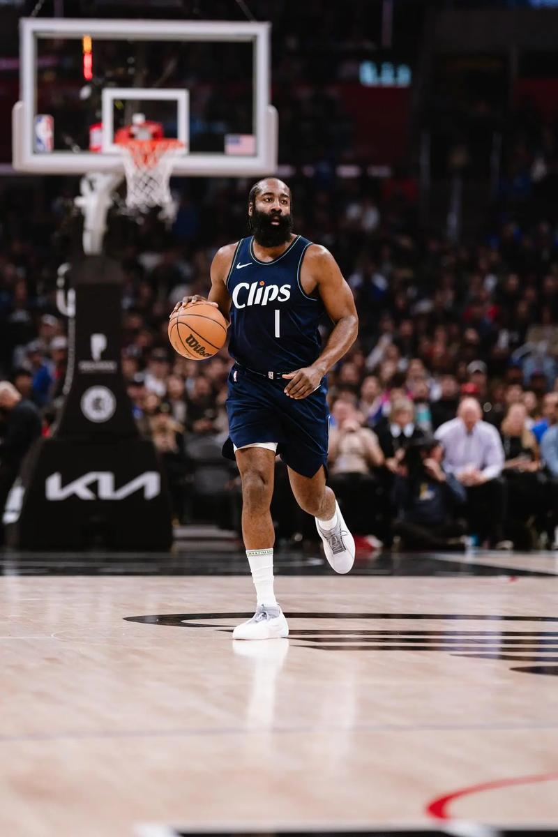 欧文突破防守助攻制胜（欧文强突撕裂防线送出制胜助攻）