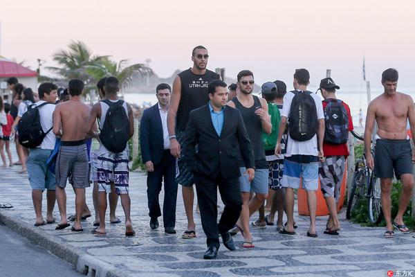 吕文君庆祝夺冠：是海港的三连冠，更是上海的三连冠（吕文君：不仅是海港三连冠，也是上海的三连冠）