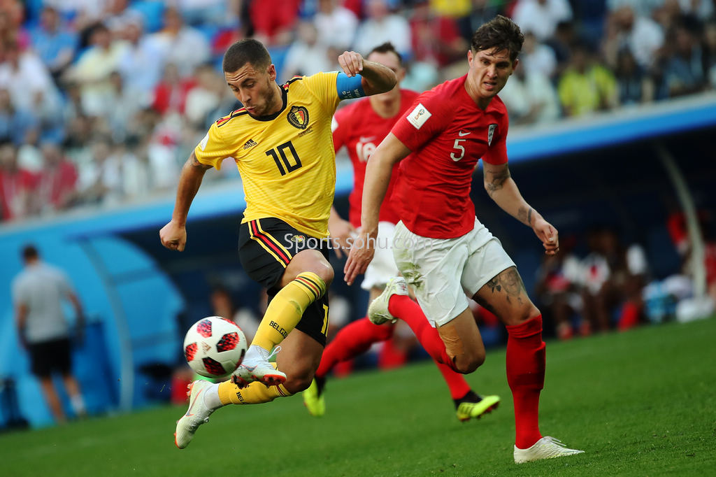 突发状况：大巴故障，球队陷入困境（紧急状况：大巴抛锚，球队受困）