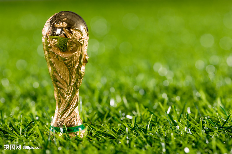 吉文：凯莱赫是欧洲三位最佳门将之一，他始终保持冷静的头脑（吉文称凯莱赫跻身欧洲门将前三，始终头脑冷静）