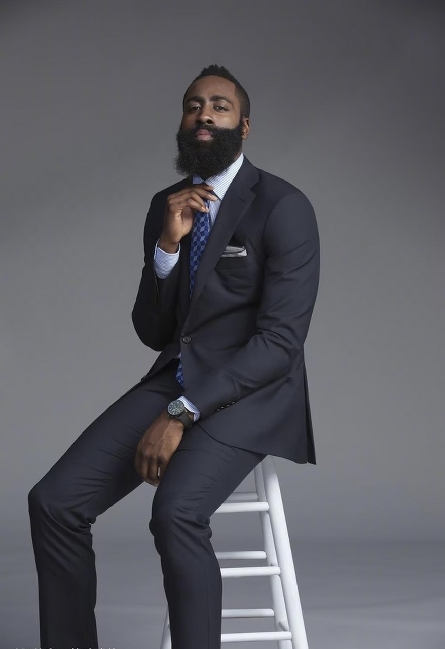 痛！女裁判扔球给希罗，不小心砸到了希罗的关键部位（意外一幕：女裁判回传失手，希罗要害被球击中）