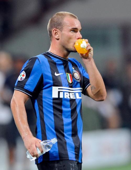 安东尼：梅西是我的偶像和标杆；拒绝拜仁还因我孩子喜欢西班牙（安东尼谈选择：把梅西当楷模；婉拒拜仁因孩子偏爱西班牙）