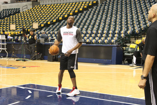 又上头了！克里斯被换下场 替补席摊手疯狂抱怨（又炸了！克里斯被换下后在替补席摊手狂抱怨）