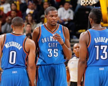 英超-曼城3-0完胜桑德兰登顶次席，福登传射建功（英超：曼城3-0轻取桑德兰升至第二，福登一传一射）