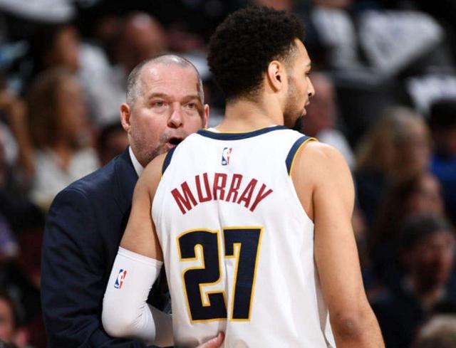 半场： 萨索洛2-1佛罗伦萨，曼德拉戈拉点射，沃尔帕托破门（半场战报：萨索洛2-1领先佛罗伦萨，曼德拉戈拉点球命中，沃尔帕托破门）