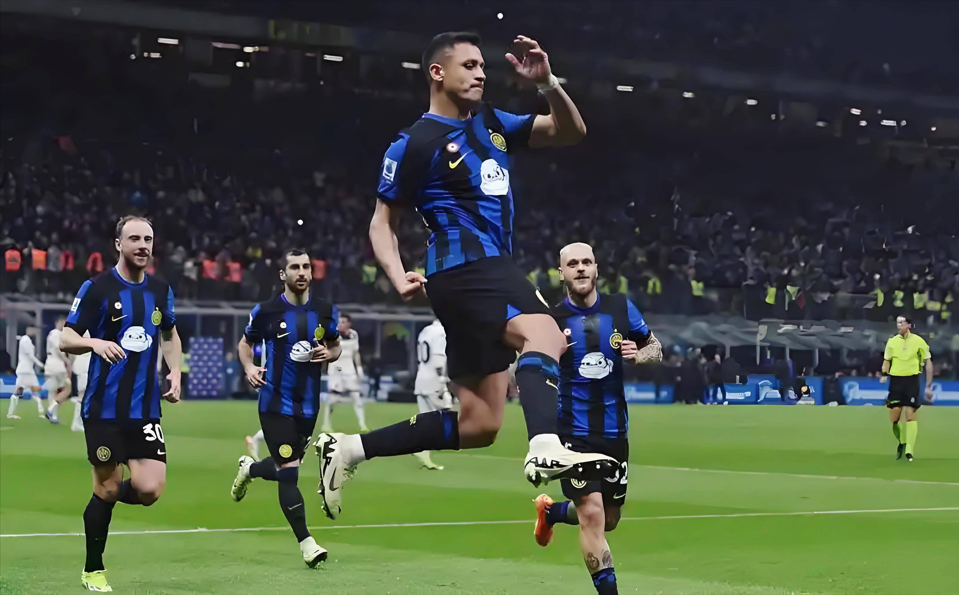 这看着就疼！亚当斯挡拆不慎把斯玛特搞到脱臼 后者直接离场（惨烈一幕：亚当斯挡拆意外致斯玛特脱臼，后者立即离场）