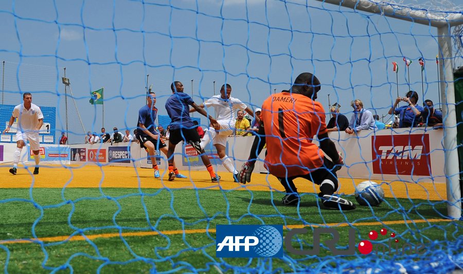 得分机器！里夫斯狂砍44+11大号两双，湖人力克猛龙（里夫斯火力全开轰下44分11助攻，湖人击退猛龙）