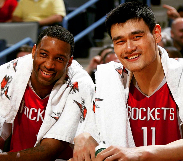 圣诞树入镜！杨瀚森更新社媒晒与奥登合影并配文：12月（圣诞树抢镜！杨瀚森社媒晒与奥登同框配文：12月）