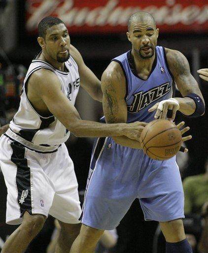 今日赛前热身时，库里上脚布克1代雪佛兰配色球鞋（库里赛前热身脚踩布克1代雪佛兰配色战靴）