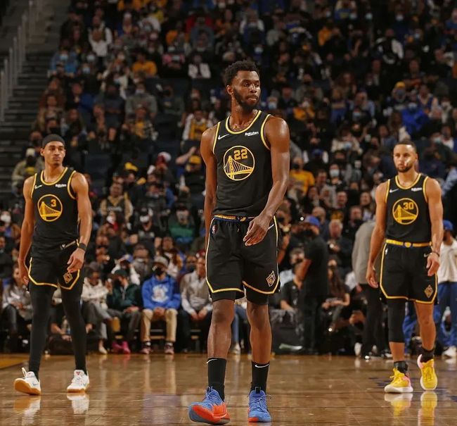 状态不错！三球12中7拿到23分2板9助1断1帽（手感火热！三球12投7中轰下23分2篮板9助攻外加1抢断1盖帽）