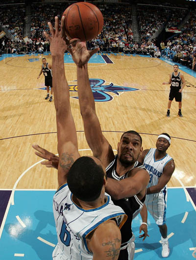 单场打入两粒头球，孔德是欧冠改制以来巴萨球员第一人（孔德单场梅开二度皆为头球，创欧冠改制后巴萨队史首例）