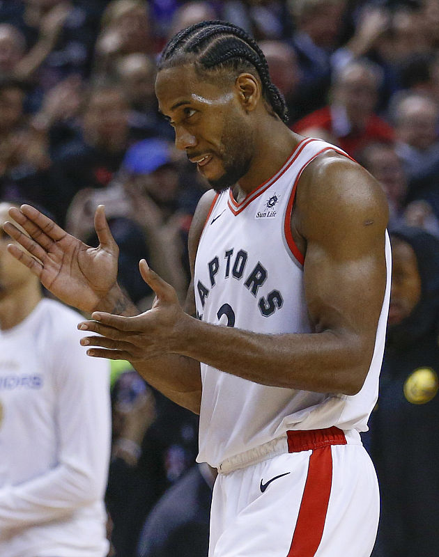 防守形同虚设！阿门一步过掉艾顿上篮 随后底线接球直接炸扣（防线形同摆设！阿门一步过艾顿上篮，底线接球再轰暴扣）